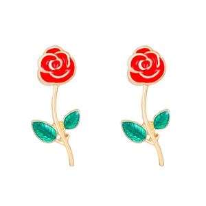 Vue détaillée de boucles d'oreilles roses rouges à tiges longues avec émail vert doré
