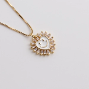 Collier cœur doré avec smiley en émail blanc et pierres brillantes en zircone cubique