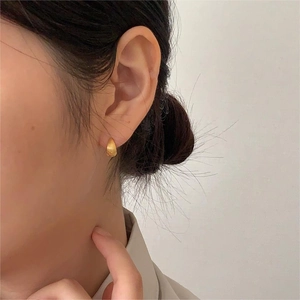 Elegant gold shell-shaped stud earrings in a minimalist Korean style for women
