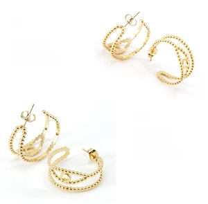 Détail de créoles doubles en plaqué or 18K avec texture perlée et pendentifs ronds