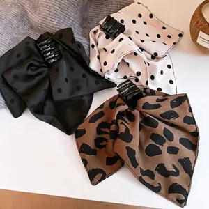 Set di 3 fermagli per capelli a fiocco in raso con stampa leopardata e pois classici