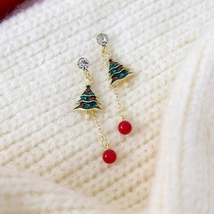 Detailansicht grüner Weihnachtsbaum-Ohrringe mit bunten Strasssteinen und roter Perle
