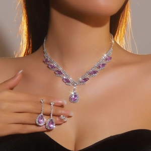 Luxuriöses Brautschmuck-Set mit lila Kristall-Halskette und passenden Tropfenohrringen