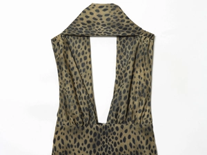 Detailansicht eines Neckholder-Kleides mit Leopardenmuster, V-Ausschnitt und luftigem Stoff