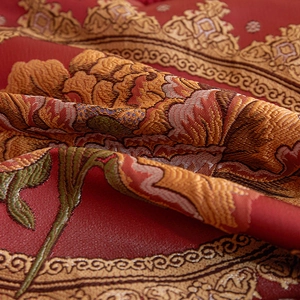 Roter Jacquard-Kissenbezug mit goldener Stickerei und hochwertiger Stoffstruktur