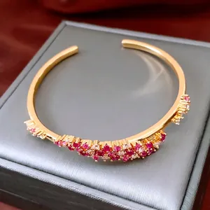Bracelet jonc ouvert ondulé plaqué or 18 carats avec grappes de pierres précieuses