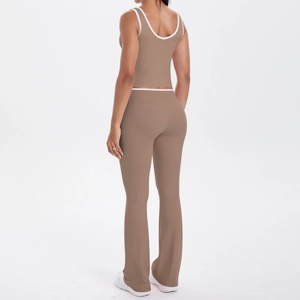 Détail du pantalon de yoga évasé à taille haute et crop top avec liseré blanc contrasté