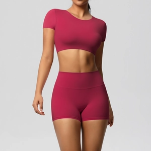 Nahaufnahme des tiefrosa Yoga-Sets bestehend aus bauchfreiem Top und High-Waist-Shorts