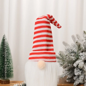 Détail du cache-bouteille de Noël gnome avec bonnet tricoté à rayures rouges