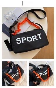 Détail du sac à bandoulière en nylon noir avec chaîne orange et texte SPORT blanc