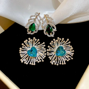 Détails des boucles d'oreilles zircon en forme de poire verte et de coeur bleu