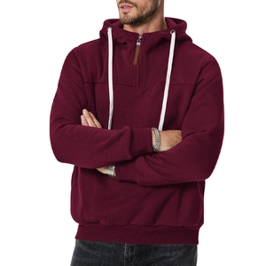 Dettaglio felpa bordeaux con cappuccio, mezza zip e coulisse bianche regolabili