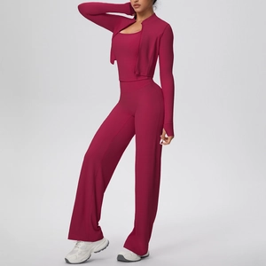 Ensemble de yoga trois pièces avec tissu côtelé extensible et veste zippée ajustée