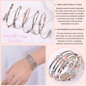 Détail d'un bracelet enveloppant en jaspe zèbre rose avec tubes argentés et pierres