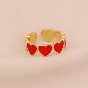 Detail eines vergoldeten offenen Rings mit roten Emaille-Herzen und verstellbarem Design