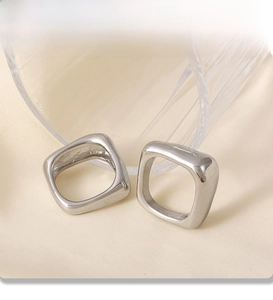 Détail d'une bague géométrique carrée avec finition en acier inoxydable PVD argenté