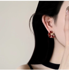 Détail des boucles d'oreilles fleur en émail rouge plaqué or 18 carats avec cristaux