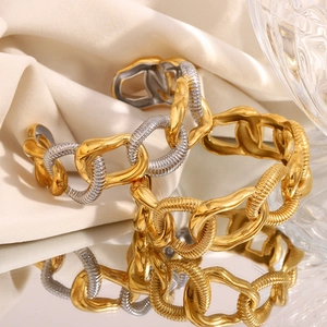 Gros plan d'un bracelet à grosse chaîne bicolore or 18 carats et argent texturé