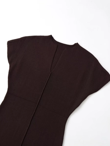 Dettaglio ravvicinato dell'abito midi in maglia marrone scuro con scollo a V classico