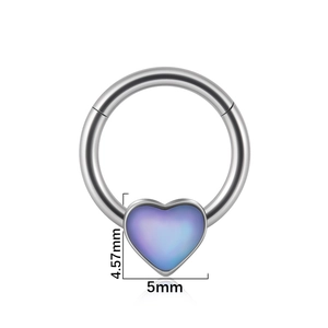 Détail d'un anneau de nez en opale en forme de cœur avec dimensions 5mm x 4,57mm