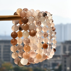 Detail eines mehrlagigen Naturquarz-Perlenarmbands mit polierten bunten runden Steinen