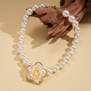 Elegante collana di perle multistrato con pendente a fiore giallo e cristalli