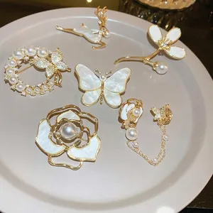 Broche Élégante En Cuivre Plaqué Or Avec Zircon Et Künstliche Perle Papillon Fleur Gland Accessoires De Costume Pour Femmes Bijoux De Mode