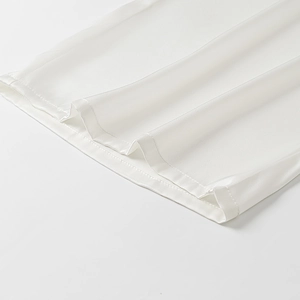 Gros plan détaillé montrant la texture premium et les coutures fines du tissu en satin blanc