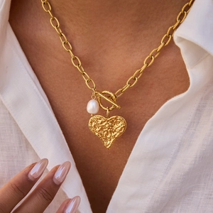 Collar con colgante de corazón de oro martillado, perla de agua dulce y cierre OT