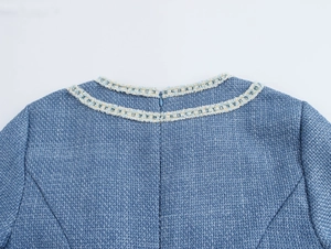 Detail des blauen Tweed-Kleids am Rückenausschnitt mit Reißverschluss und Fransen