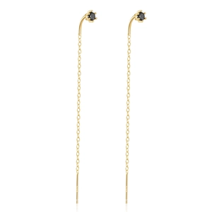 Dettaglio del filo per orecchie in argento dorato S925 con zircone nero a sei griffe e catena