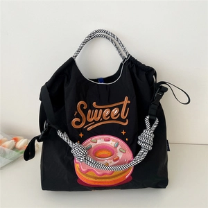 Sac fourre-tout noir en nylon avec broderie Sweet Donut et bretelles tissées à nœuds