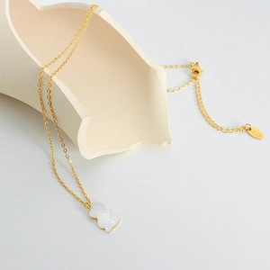 Élégant collier en or 18 carats avec pendentif lapin en nacre sur pierre céramique