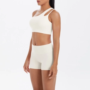 Detail von doppelseitigem Nylon-Yoga-Set mit One-Shoulder-Oberteil und passenden Shorts