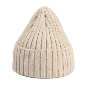 Dettaglio della trama in maglia a coste beige di un berretto invernale spesso per uomo e donna