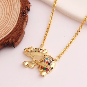 Goldene Elefant-Halskette mit bunten Zirkoniasteinen auf rustikalem Holzuntersetzer