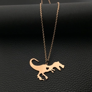 Macro del ciondolo dinosauro in oro rosa con cuore su pelle nera raffinata