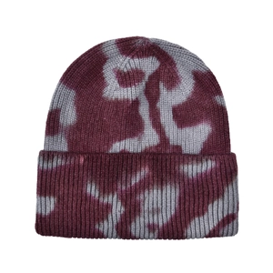 Detailaufnahme der dunkelvioletten und grauen Tie-Dye-Strickmütze mit umschlagbarem Saum