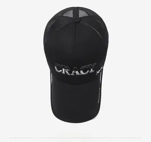 Vue de dessus détaillée de la casquette mesh noire avec broderie CRACY et étiquette sport