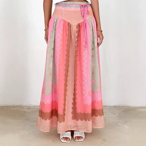 Jupe longue à fleurs avec cordon de serrage rose et patchwork à plusieurs niveaux