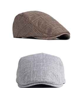 Détail des bérets à carreaux marron et gris montrant la texture respirante du tissu