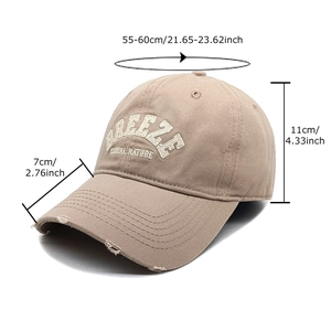Berretto da baseball vintage kaki con ricamo breeze e visiera usurata su sfondo bianco