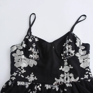 Elegantes schwarzes Pailletten-Maxikleid mit Herz-Ausschnitt und Blumenmuster