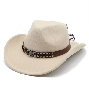 Detail eines cremefarbenen Cowboyhuts mit braunem Lederband und Retro-Metallnieten