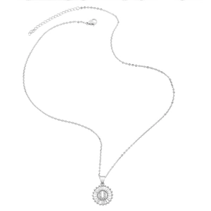 Collier argenté avec pendentif soleil et pierres de zircone sur une chaîne ajustable
