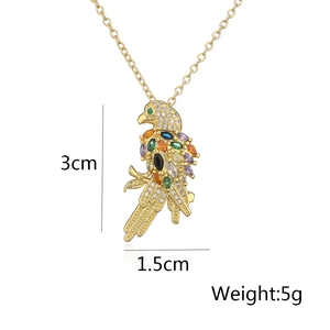 Dettaglio del ciondolo a pappagallo con dimensioni 3cm x 1,5cm e gemme colorate
