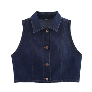 Détail du gilet en jean bleu foncé avec boutons en bronze et coutures orange