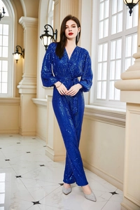 Detail eines dunkelblauen Pailletten-Jumpsuits mit V-Ausschnitt und elegantem Bindegürtel