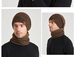 Texture détaillée du tricot de l'ensemble bonnet et cache-col marron avec patch en cuir