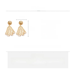 Detailed specs of gold fan-shaped hollow earrings made of pearl and copper, 4.5x3cm